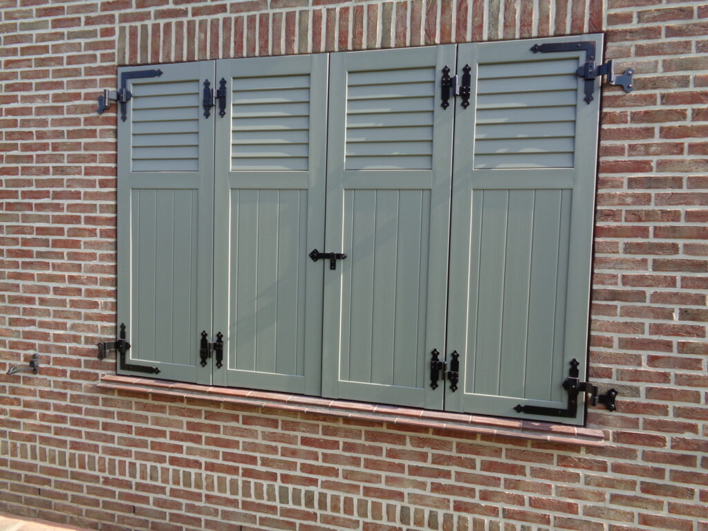 PVC raamluik met functioneel beslag gemonteerd met nieuwe muurplaten – ideale oplossing van Ventinella voor nieuwe plaatsing zonder bestaande muurhaken.