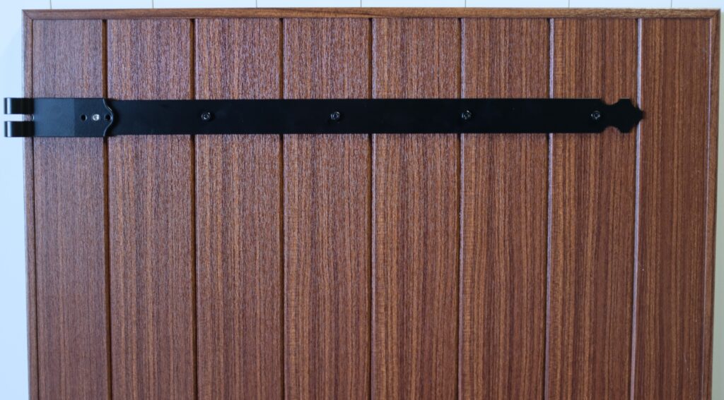 Regelbare rechte leen voor boerenluiken – voorgemonteerd beslag voor stevige en duurzame montage van raamluiken.