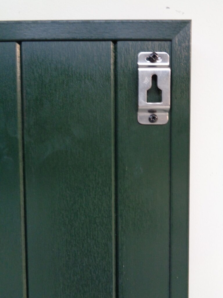 RVS luikophangers voor vaste montage van aluminium en houten decoratieve raamluiken – inclusief boormal voor eenvoudige installatie.