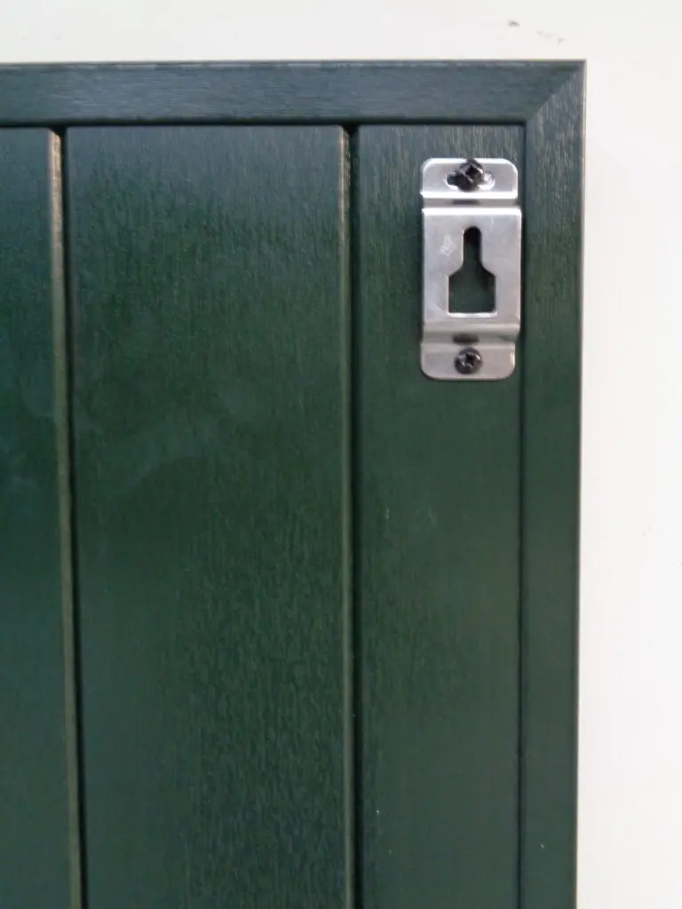 RVS luikophangers voor vaste montage van aluminium en houten decoratieve raamluiken – inclusief boormal voor eenvoudige installatie.