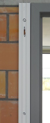 Boormal op ware grootte voor vaste montage van decoratieve raamluiken in PVC, aluminium en hout – Ventinella.