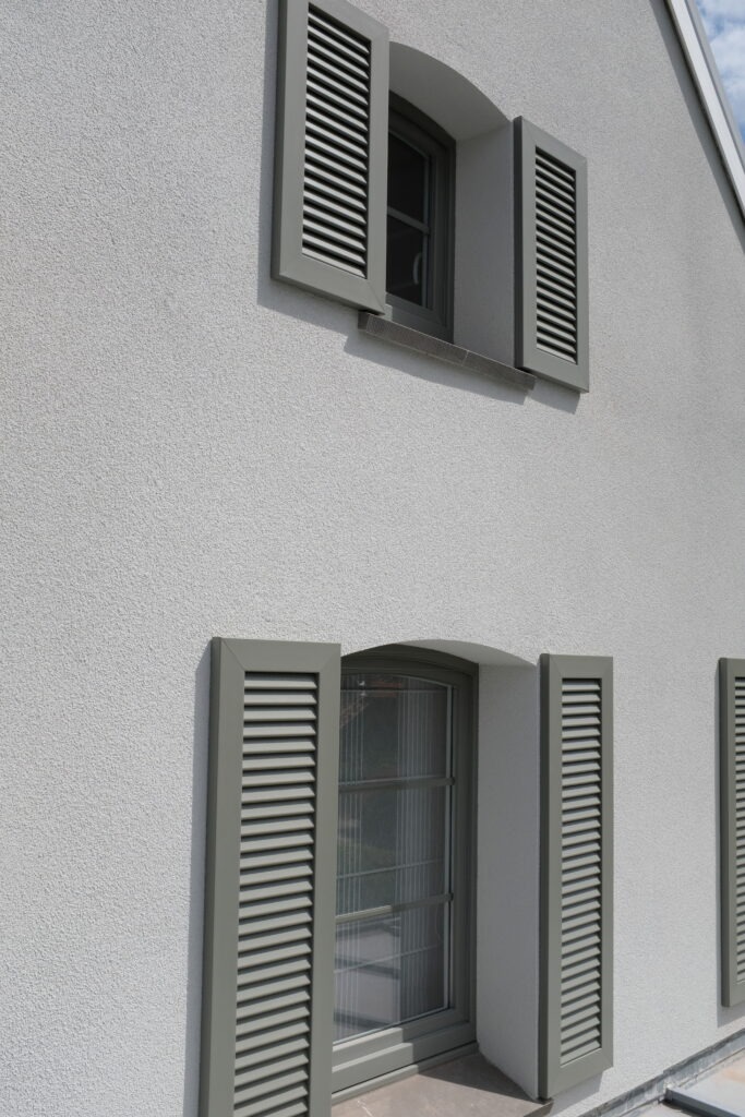 Decoratief PVC raamluik voor vaste montage of sierluik met sleufgaten – Ventinella