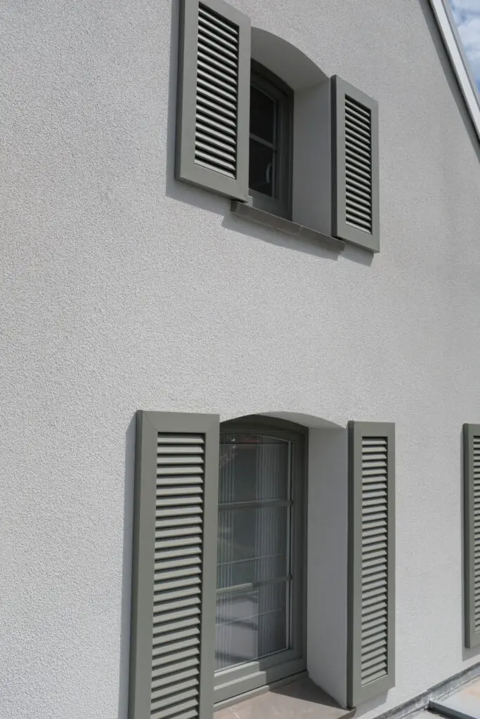 Decoratief PVC raamluik voor vaste montage of sierluik met sleufgaten – Ventinella