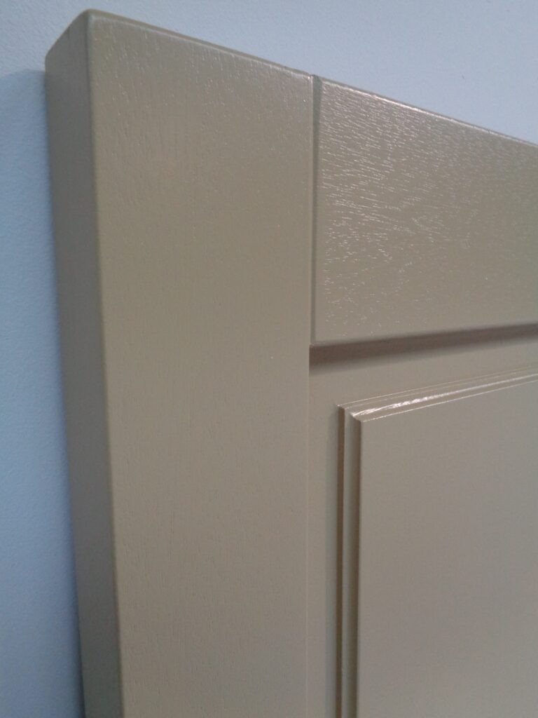 houten-raamluiken-model-4-vlak-paneel-meranti-den-beige-zijaanzicht