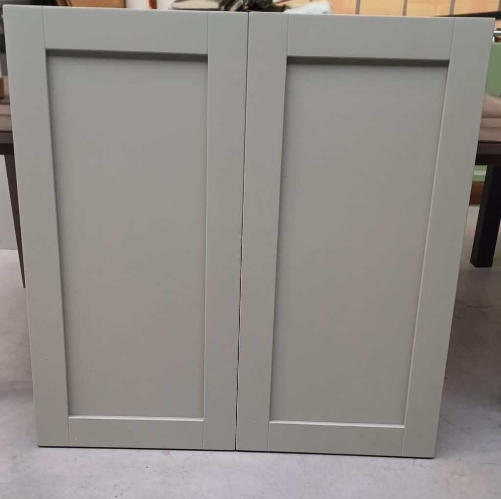 houten-raamluiken-model-4-vlak-paneel-meranti-den-gelakt-grijs