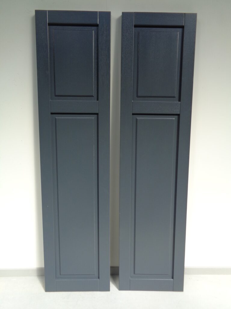 houten-raamluiken-model-4-vlak-paneel-meranti-den-grijs-vooraanzicht