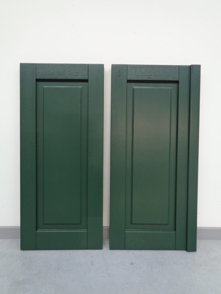 houten-raamluiken-model-4-vlak-paneel-meranti-den-groen-vooraanzicht