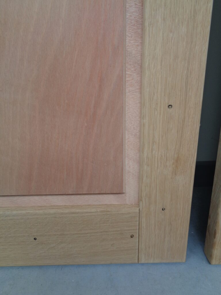 houten-raamluiken-model-4-vlak-paneel-meranti-den-natuurhout-detail