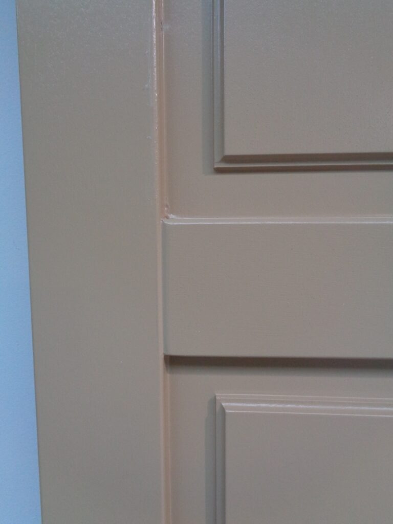 houten-raamluiken-model-4-vlak-paneel-meranti-traverse-sierlijst-detail