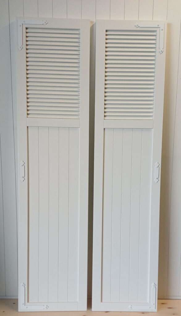 houten-raamluiken-model-9-combinatieluik-open-louvre-planchetten-wit-vooraanzicht