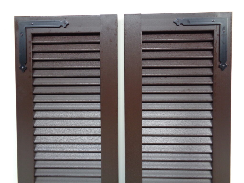 Detail van PVC raamluik model 1 open louvre – ovalen lamellen in houtlook