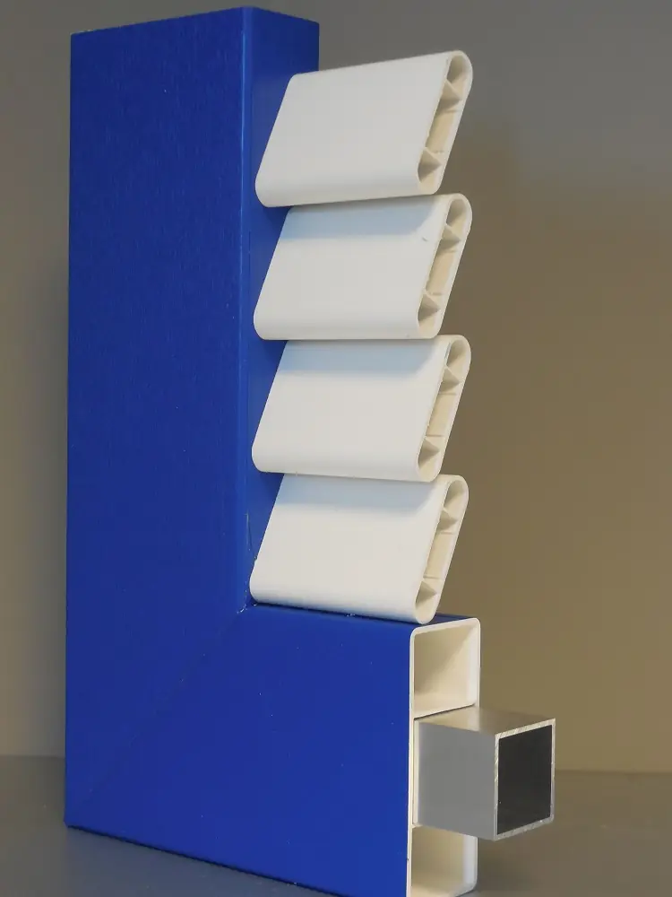 Doorsnede PVC raamluik model 1 open louvre met ovalen lamellen zonder glaslijst en aluminium versterking