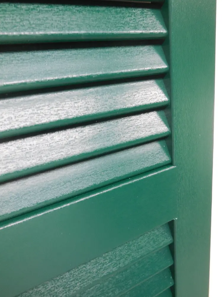 Detail van PVC raamluik model 1 open louvre – ovalen lamellen in groen