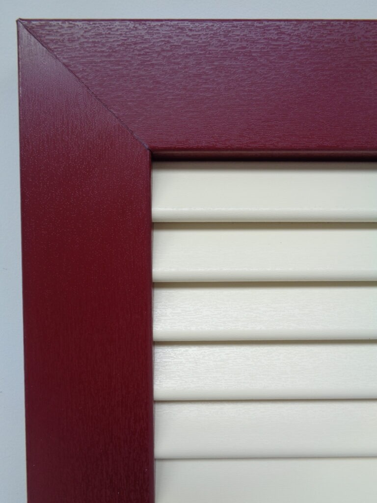 Detail van PVC raamluik model 1 open louvre – ovalen lamellen in twee kleuren