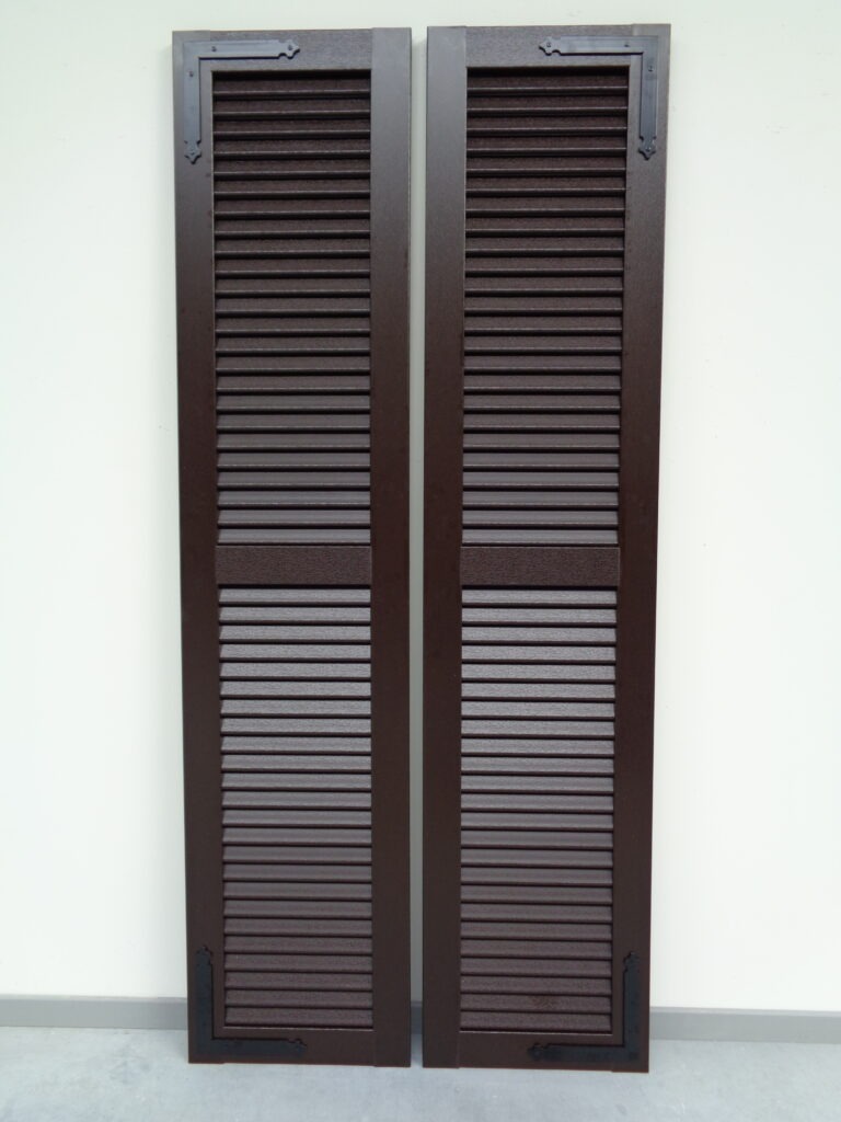 PVC raamluiken model 1 open louvre in houtlook met één tussenligger – vooraanzicht.