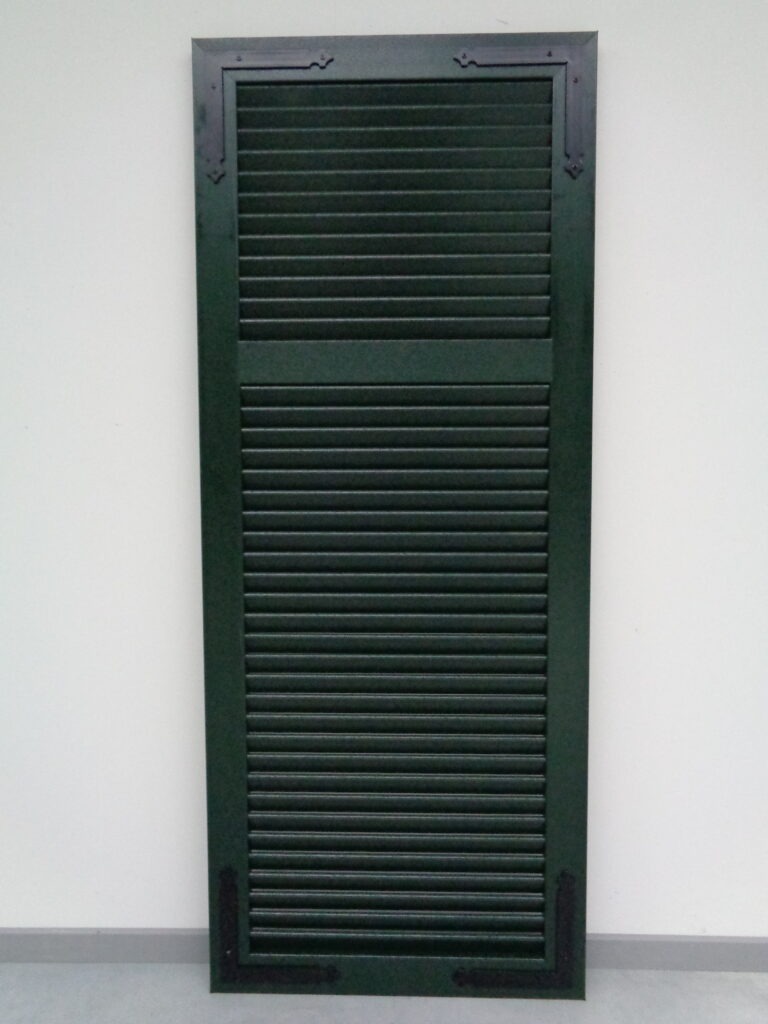 Raamluik model 1 open louvre in donkergroen met hoeklenen en één tussenligger op een derde hoogte – plaatsing tussenligger flexibel zonder meerprijs bij Ventinella.