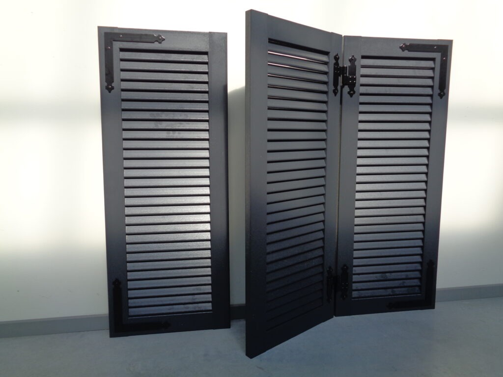 PVC raamluik model 1 open louvre in anthraciet – combinatie van één vouwluik en één apart luik met hoeklenen en vouwscharnieren.