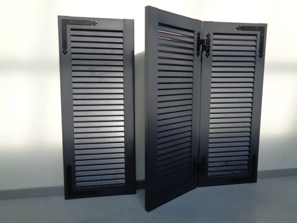 PVC raamluik model 1 open louvre in anthraciet – combinatie van één vouwluik en één apart luik met hoeklenen en vouwscharnieren.