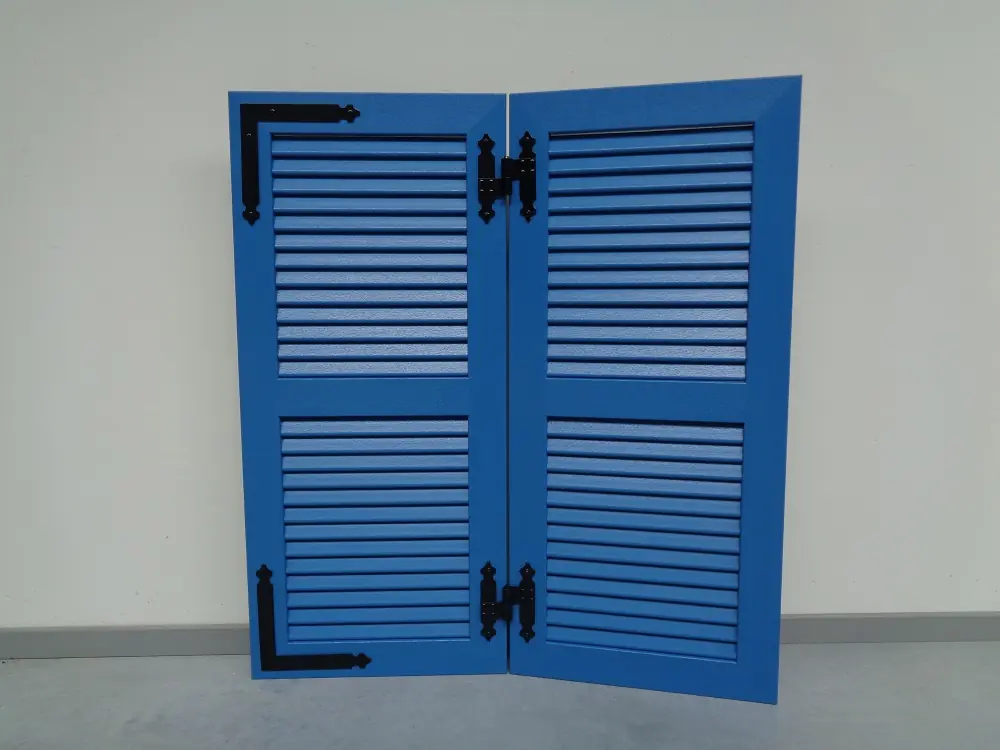 Blauw PVC vouwluik model 1 open louvre met lamellen, één tussenligger op halve hoogte, gemonteerd met hoeklenen en vouwscharnieren.