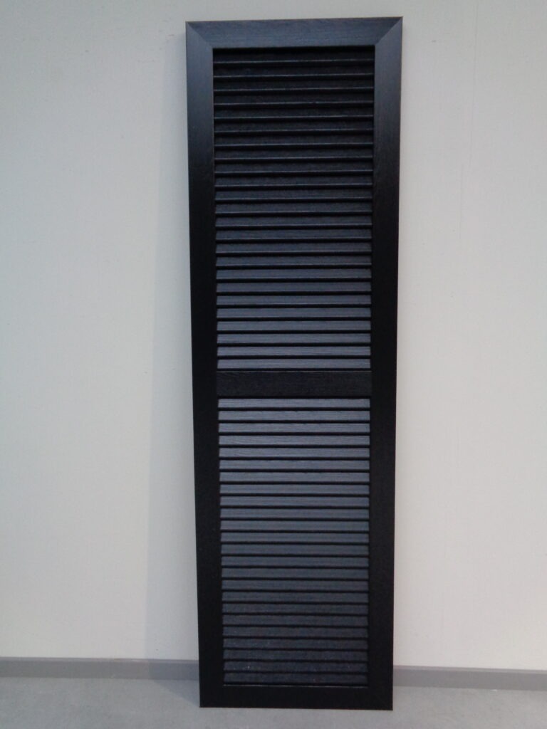 Zwart PVC raamluik model 1 open louvre met één tussenligger – vooraanzicht productfoto.