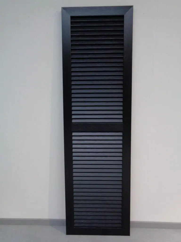 Zwart PVC raamluik model 1 open louvre met één tussenligger – vooraanzicht productfoto.