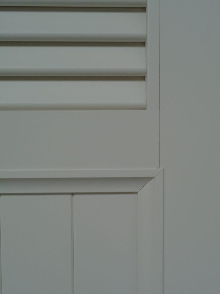 aluminium-raamluiken-combinatie-open-louvre-planchetten-wit-detail