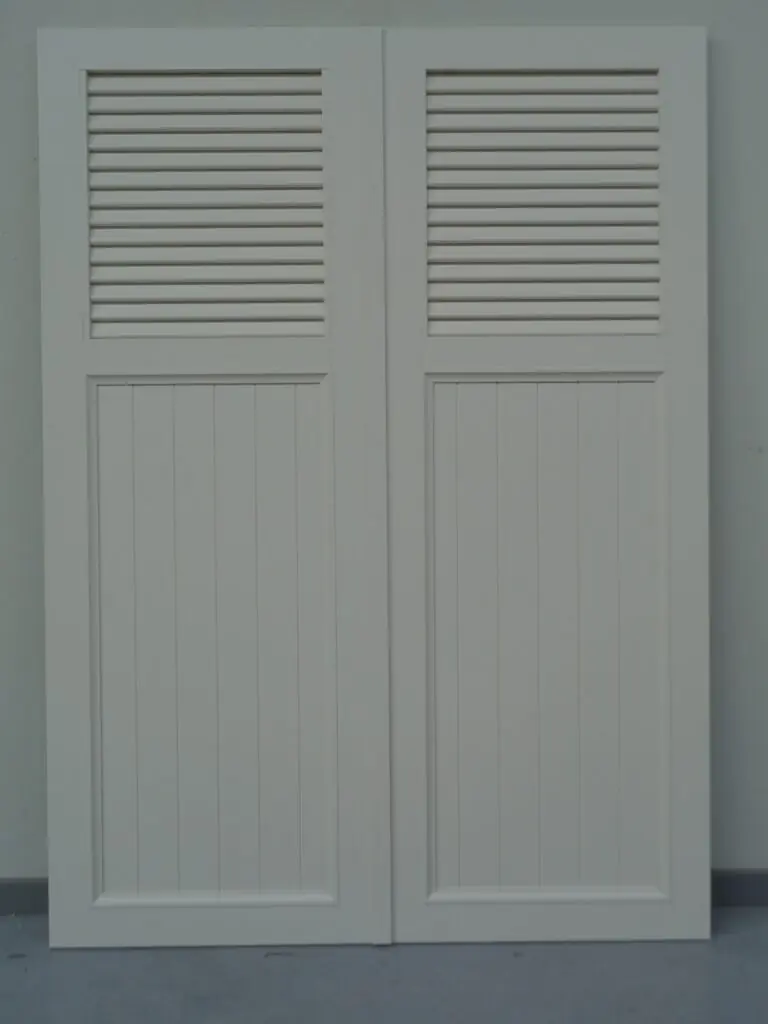 aluminium-raamluiken-combinatie-open-louvre-planchetten-wit-vooraanzicht