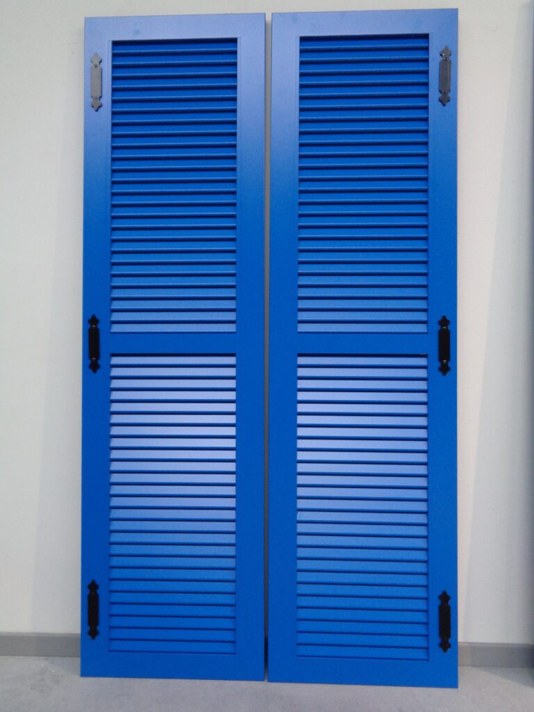 aluminium-raamluiken-model-1-open-louvre-blauw-vooraanzicht