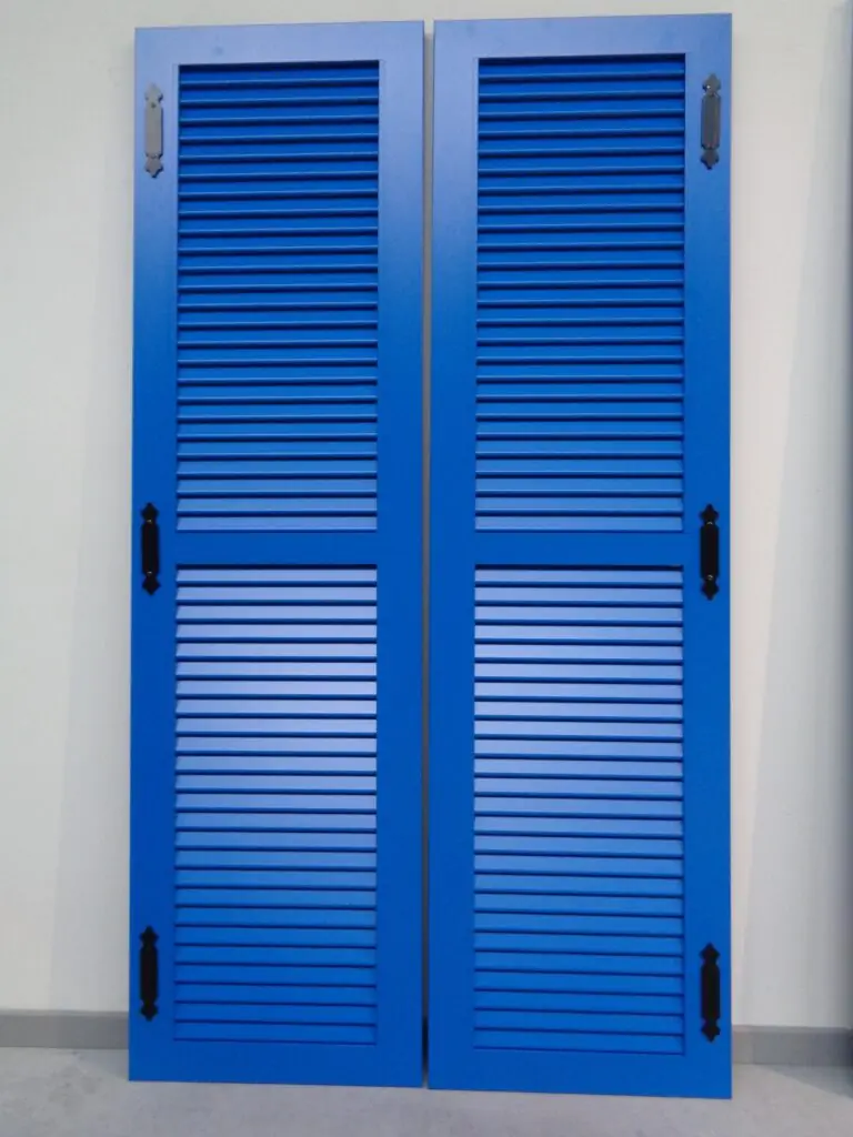 aluminium-raamluiken-model-1-open-louvre-blauw-vooraanzicht