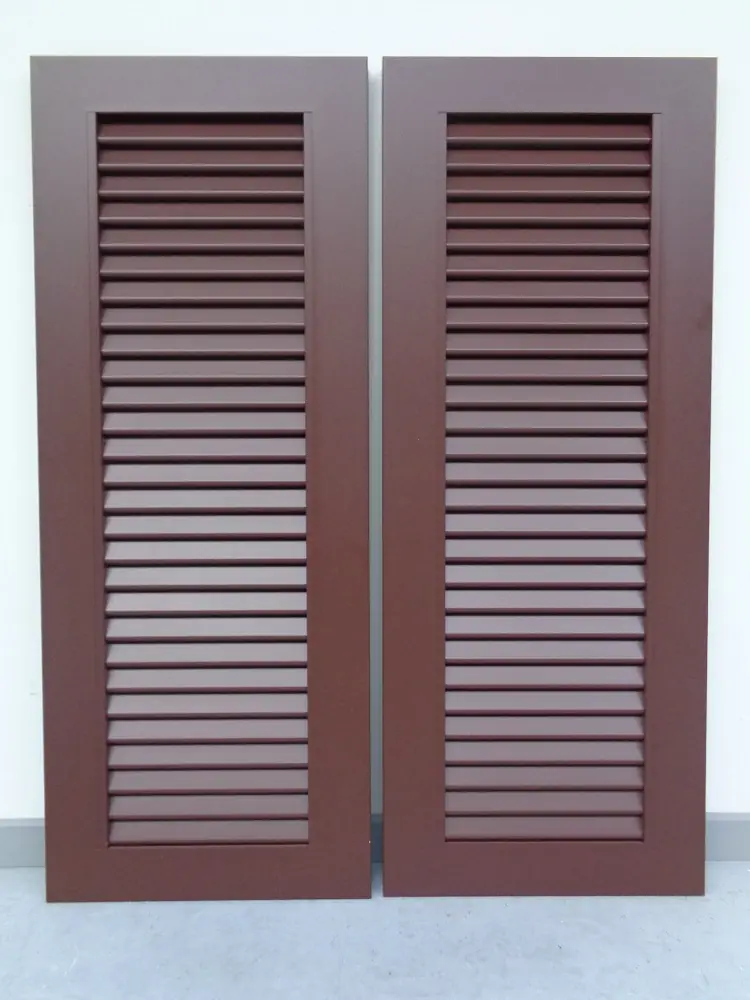 aluminium-raamluiken-model-1-open-louvre-bruin-vooraanzicht