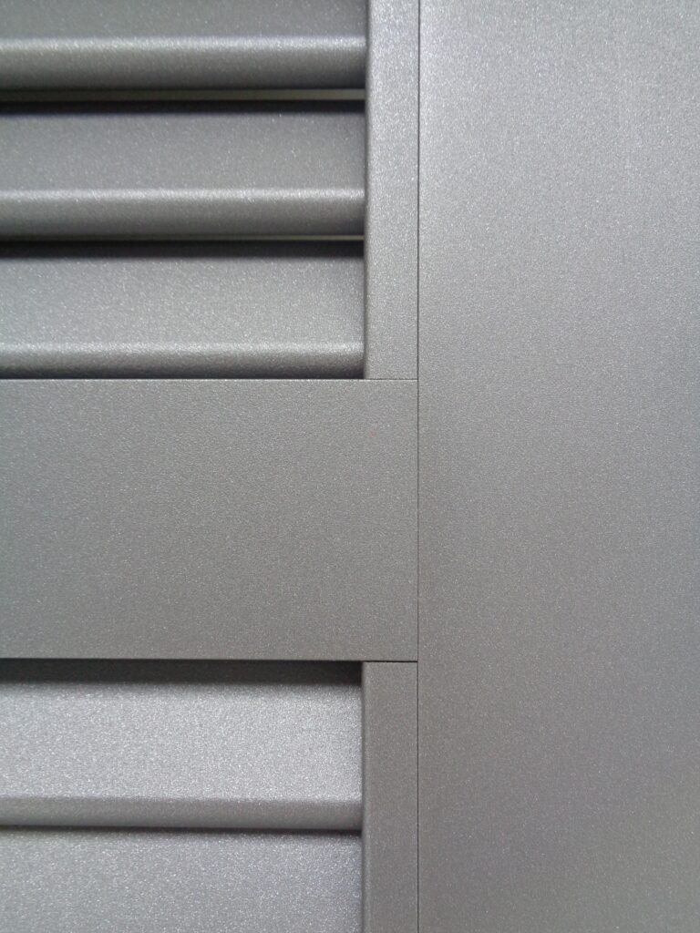 aluminium-raamluiken-model-1-open-louvre-grijs-detail