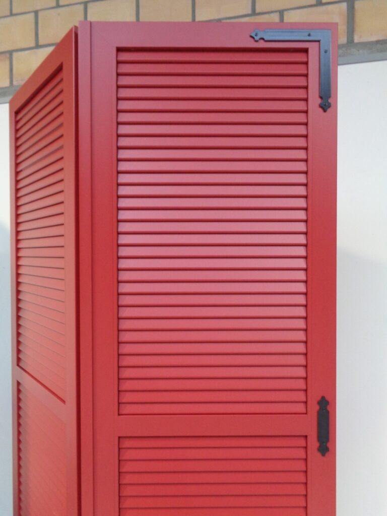 aluminium-raamluiken-model-1-open-louvre-rood-vouwluik-vooraanzicht