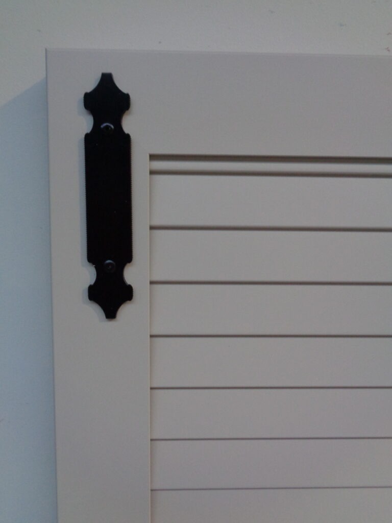 aluminium-raamluiken-model-2-gesloten-louvre-grijs-detail-rechte-leen