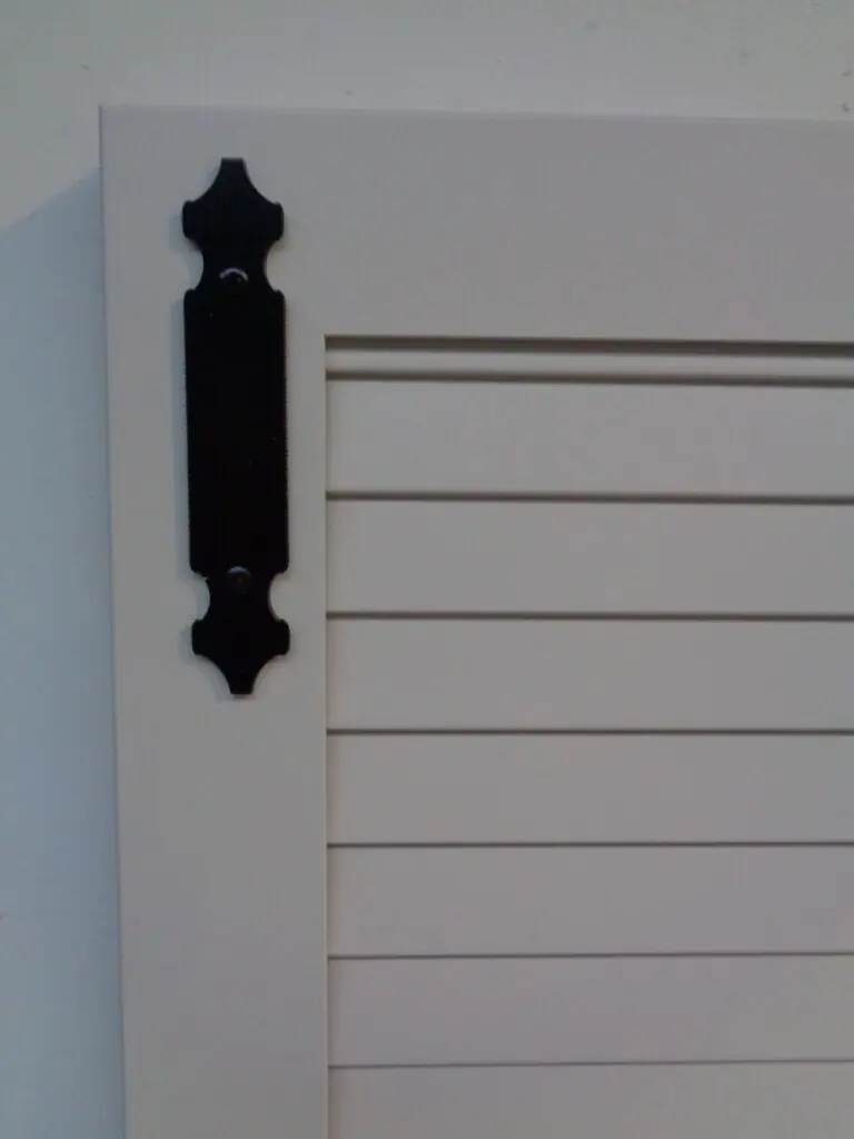 aluminium-raamluiken-model-2-gesloten-louvre-grijs-detail-rechte-leen