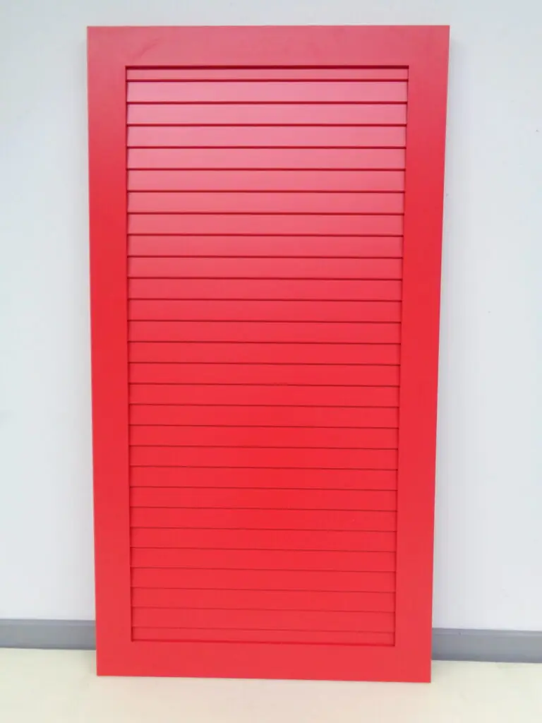 aluminium-raamluiken-model-2-gesloten-louvre-rood