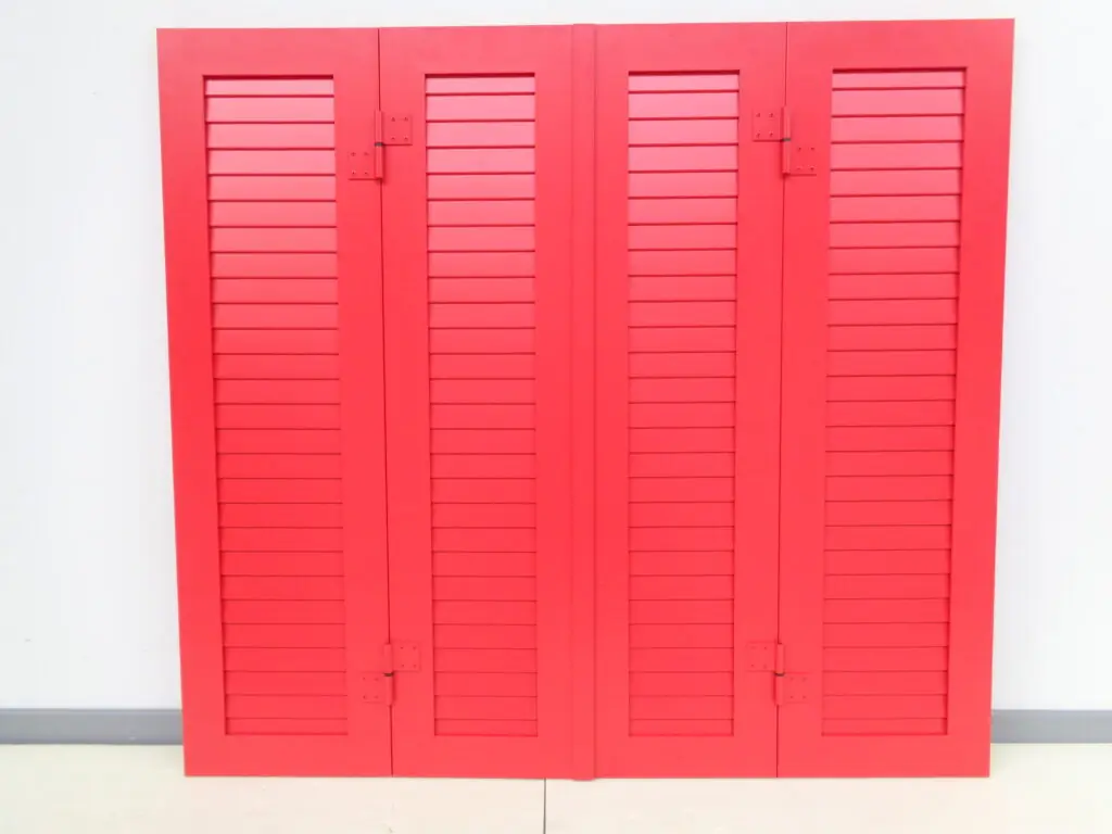aluminium-raamluiken-model-2-gesloten-louvre-rood-vouwluiken-vouwscharnieren-gelakt