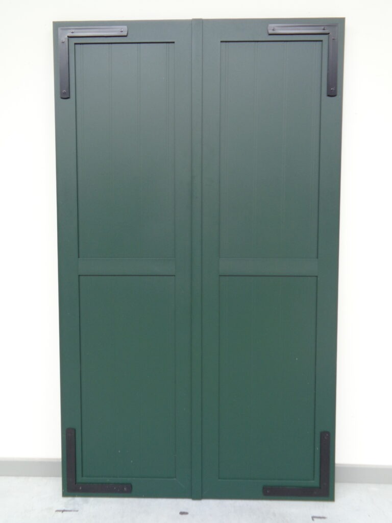 aluminium-raamluiken-model-3-planchetten-gelakt-groen