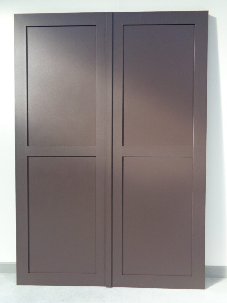 aluminium-raamluiken-model-4-vlak-paneel-gelakt-bruin-tussenligger-slaglat