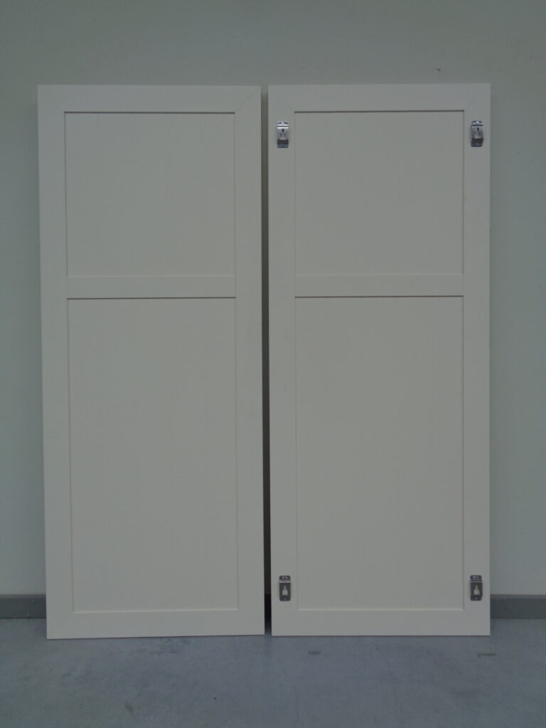 aluminium-raamluiken-model-4-vlak-paneel-sierluiken-voorkant-achterkant-wit-vooraanzicht