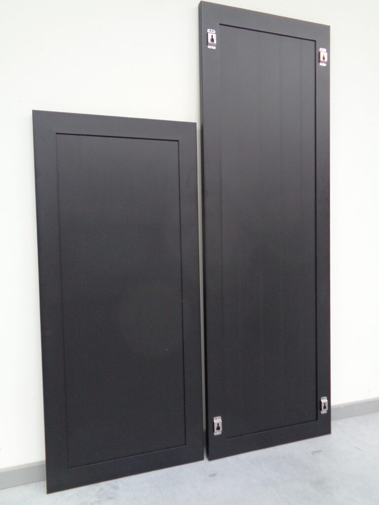 aluminium-raamluiken-model-4-vlak-paneel-sierluiken-voorkant-achterkant-zwart-overzicht