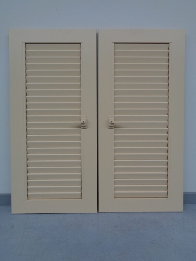 aluminium-raamluiken-model-5-regelbare-lamellen-gesloten-beige