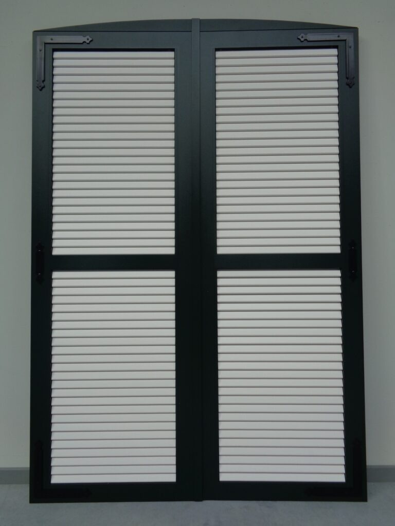 aluminium-raamluiken-model-5-regelbare-lamellen-gesloten-boogluik-valse-center