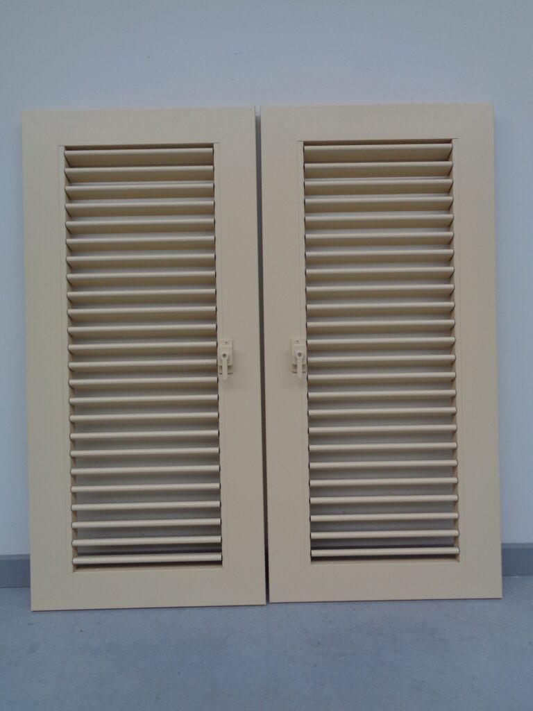 aluminium-raamluiken-model-5-regelbare-lamellen-open-beige