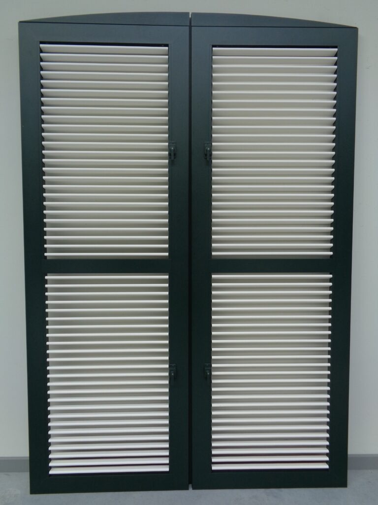 aluminium-raamluiken-model-5-regelbare-lamellen-open-boogluik-valse-center