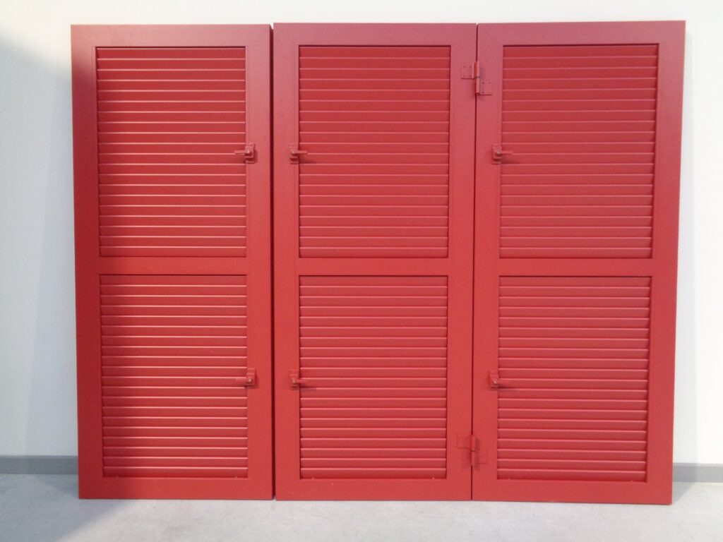 aluminium-raamluiken-model-5-regelbare-lamellen-rood-vouwluik-gesloten