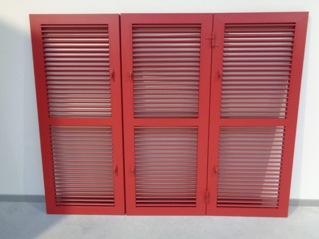 aluminium-raamluiken-model-5-regelbare-lamellen-rood-vouwluik-open