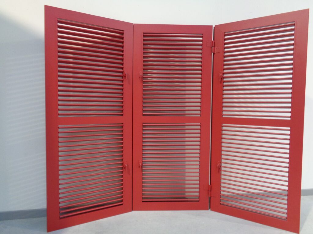 aluminium-raamluiken-model-5-regelbare-lamellen-rood-vouwluik-open-geplooid