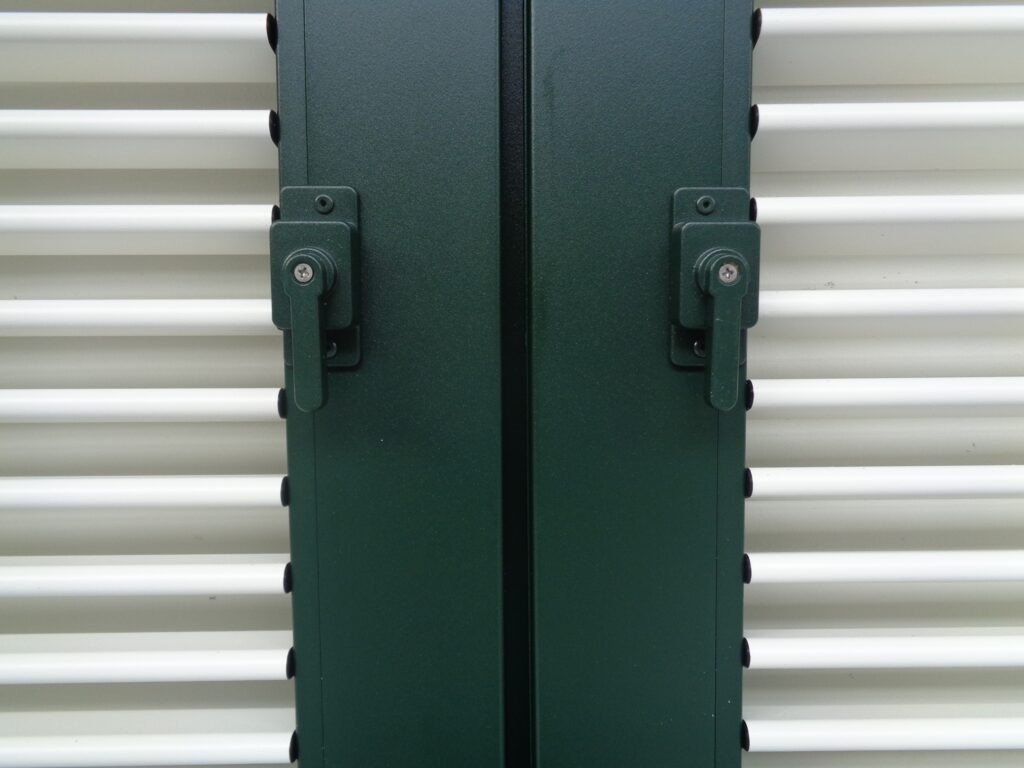 aluminium-raamluiken-model-5-regelbare-lamellen-wit-groen-open-detail