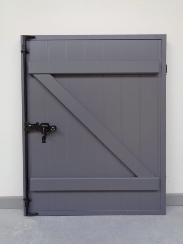 aluminium-raamluiken-model-8-boerenluiken-horizontale-diagonale-sierlijsten-espagnolette