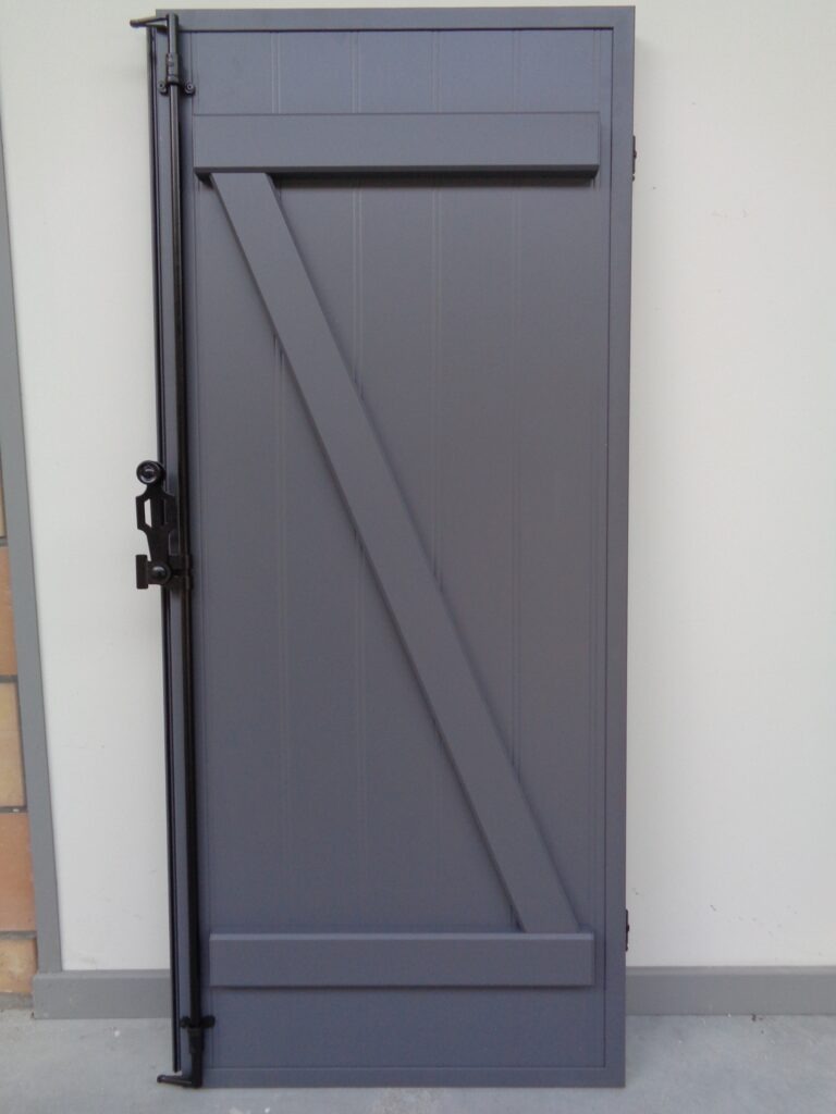 aluminium-raamluiken-model-8-boerenluiken-horizontale-diagonale-sierlijsten-espagnolette-grijs